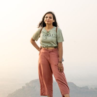 T-Shirt & Pink Trousers